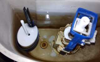 Что нужно делать, если в унитаз постоянно протекает вода из бачка