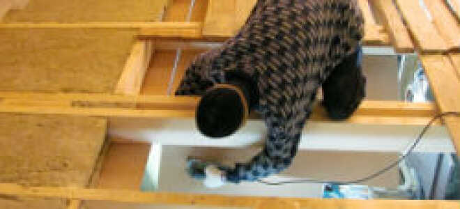 Как проходит процесс утепления чердачных перекрытий по деревянным балкам