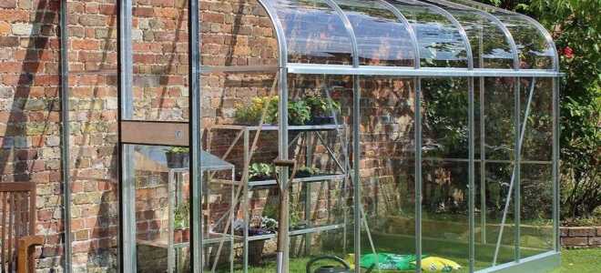 Есть ли смысл в пристроенных теплицах, какие материалы применяют при их возведении