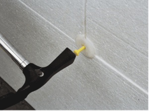 Утеплитель крепится при помощи пластиковых дюбелей с широкой шляпкой