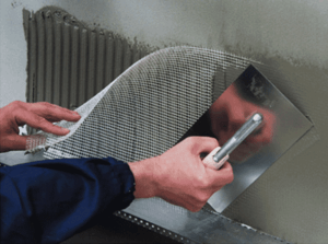 Ключевой этап мокрого фасада - нанесение штукатурного слоя с армированием