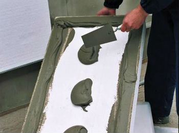 Накладывание клея на пенопласт Правильный пример нанесения клея на пенополистирольную плиту