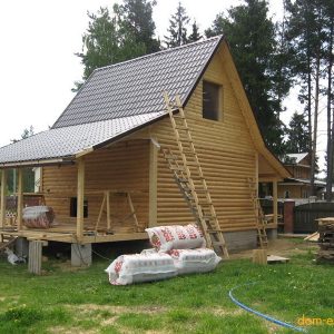 Устройство кровли из металлочерепицы и конструкций веранды и дровницы.