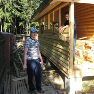 Обшивка стен дровницы обрезной строганой доской.