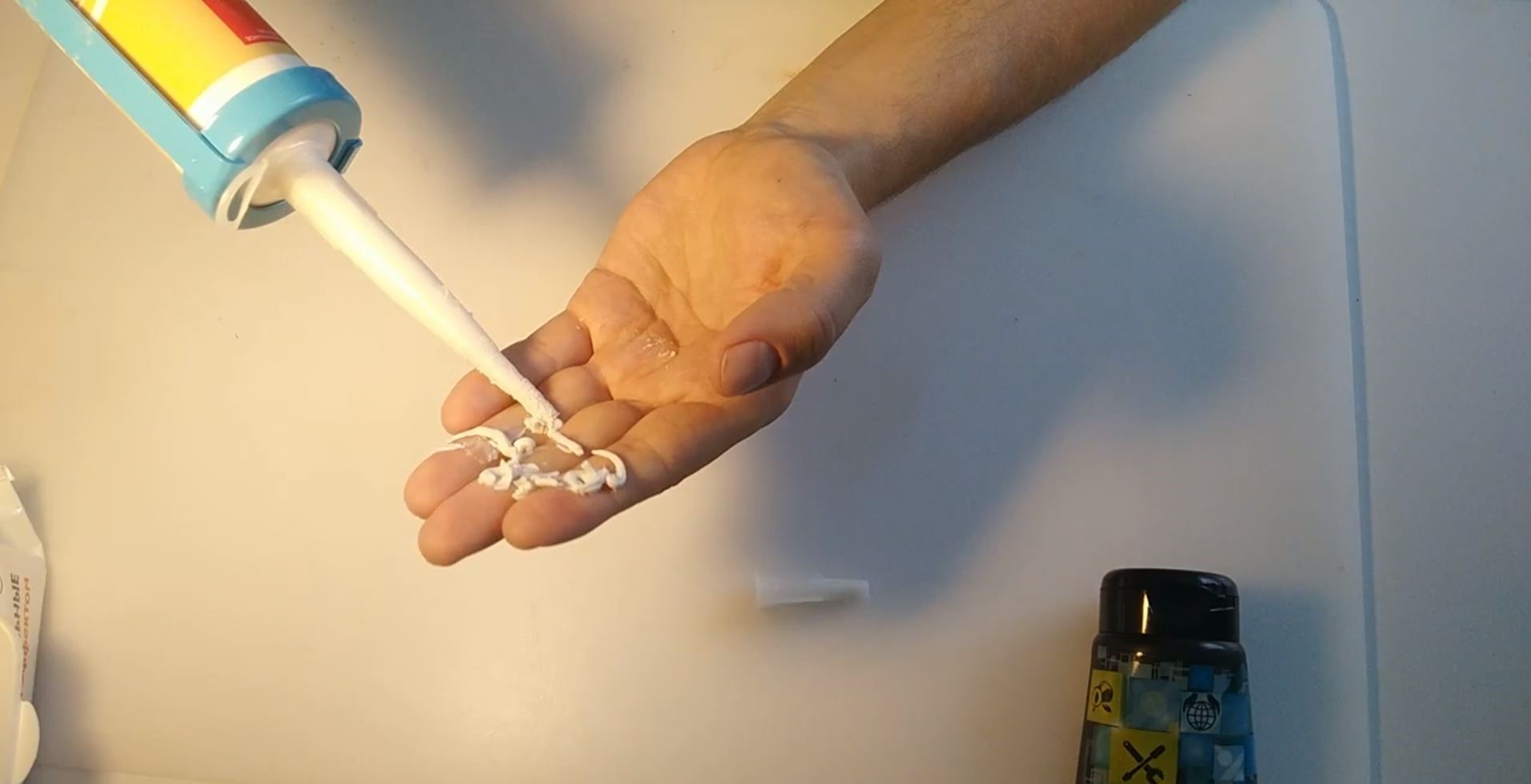 Как удалить излишки застывшего силиконового герметика с различных поверхностей и с одежды