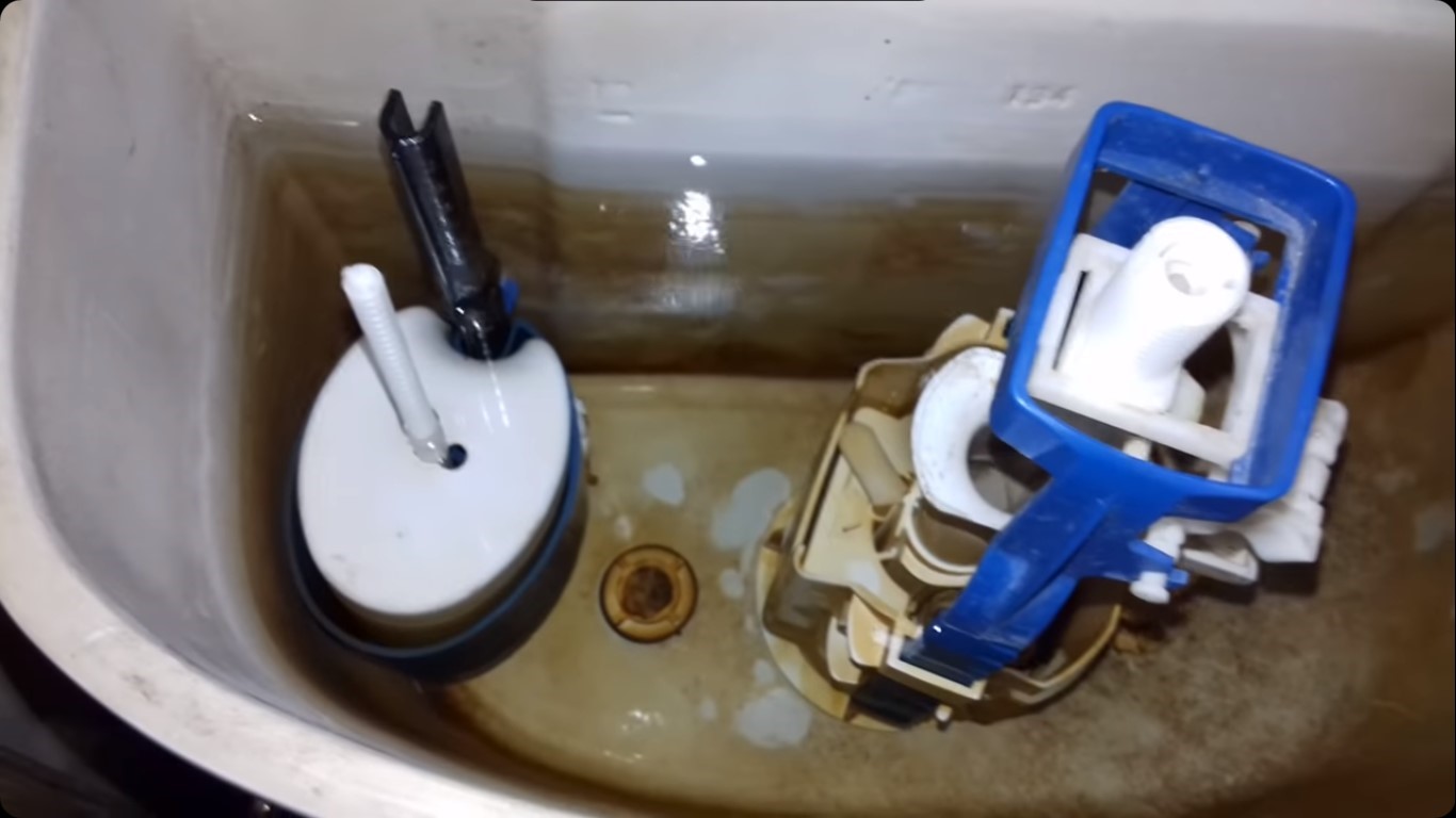 Что нужно делать, если в унитаз постоянно протекает вода из бачка