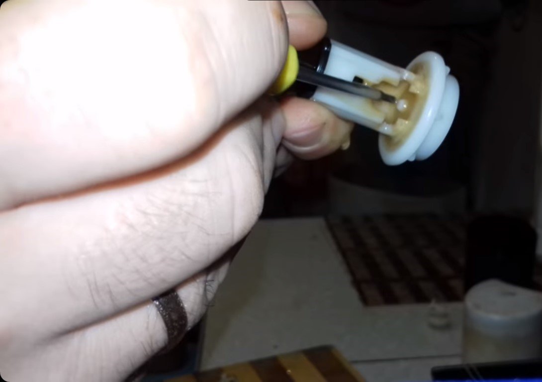 Что нужно делать, если в унитаз постоянно протекает вода из бачка