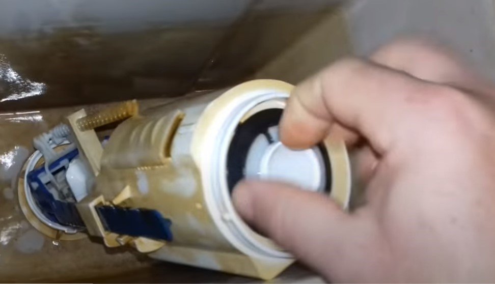 Что нужно делать, если в унитаз постоянно протекает вода из бачка