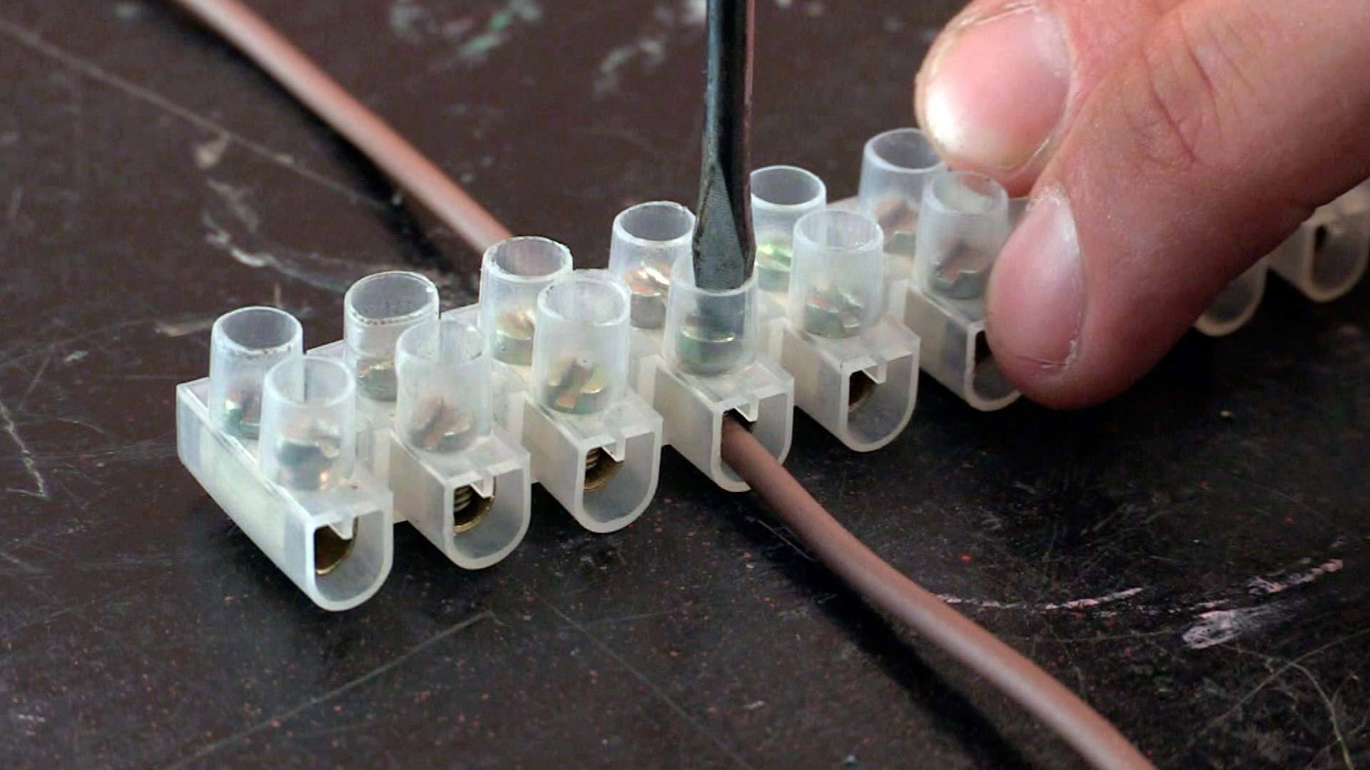 6 вариантов качественной замены обычной скрутке оголённых жил: как соединить провода быстро и надёжно