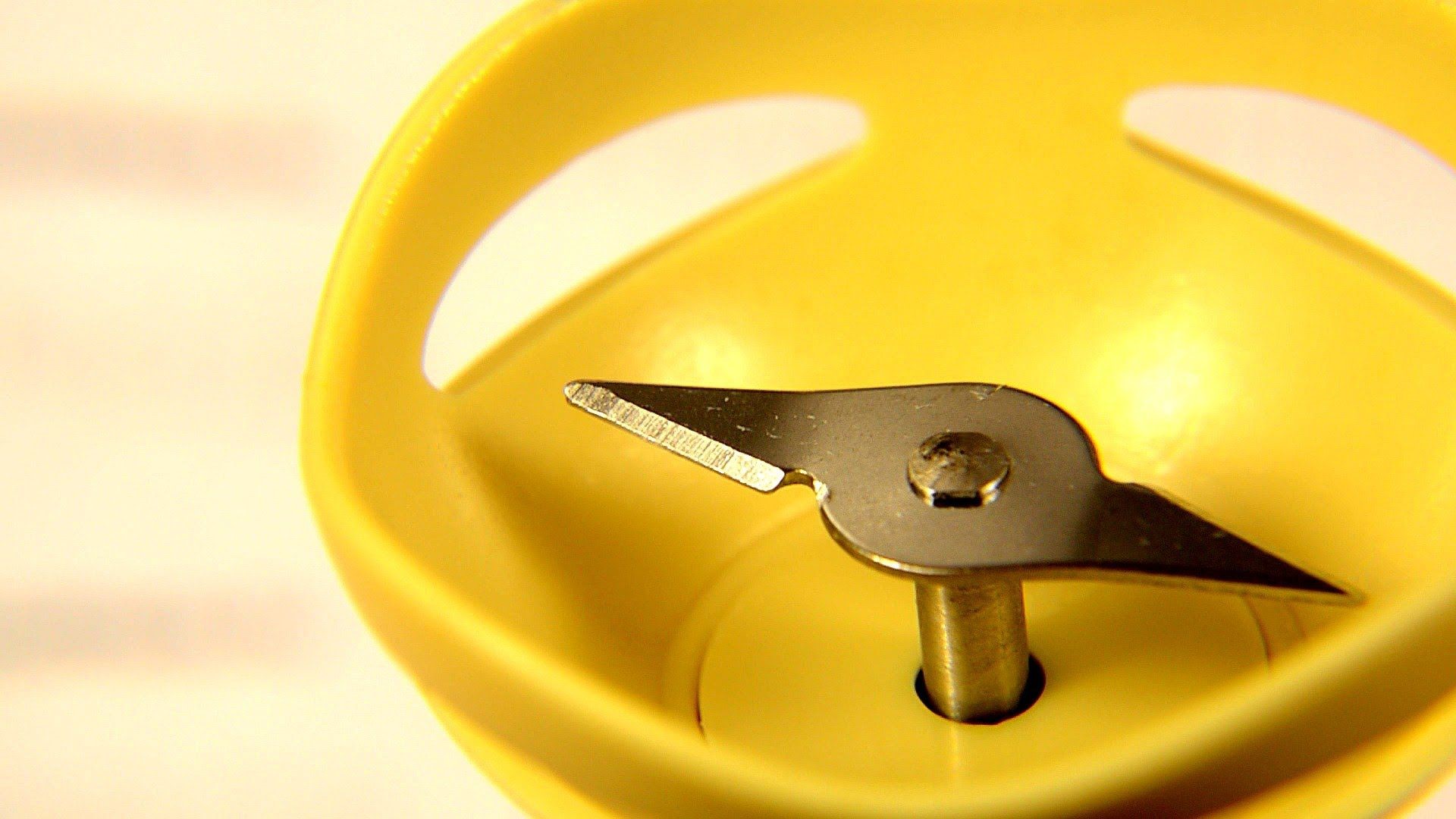 Стоит ли точить ножи блендера путём измельчения яичной скорлупы