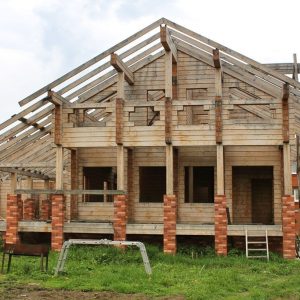 Снаружи – обычный недостроенный деревянный дом…