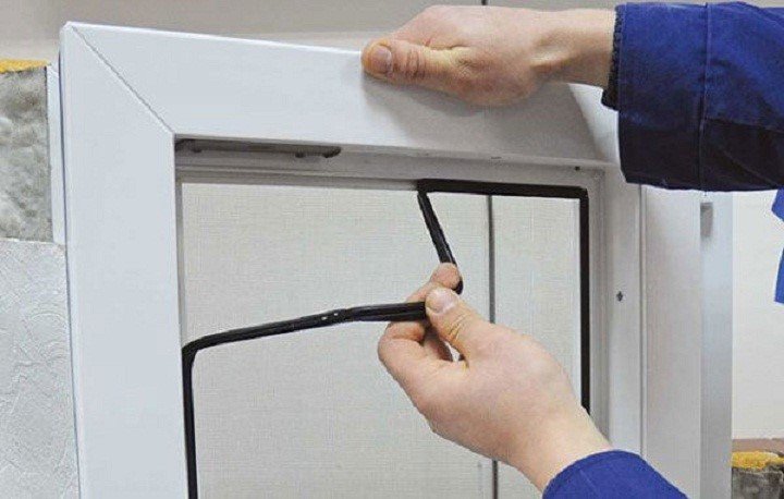 Как утеплить пластиковые и деревянные окна на зиму