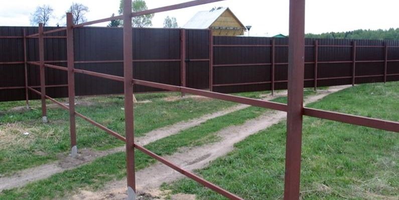 Забор и калитка из профлиста: быстро и доступно